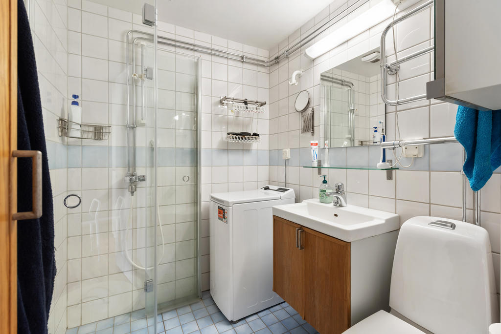 Badrum med tvättmaskin