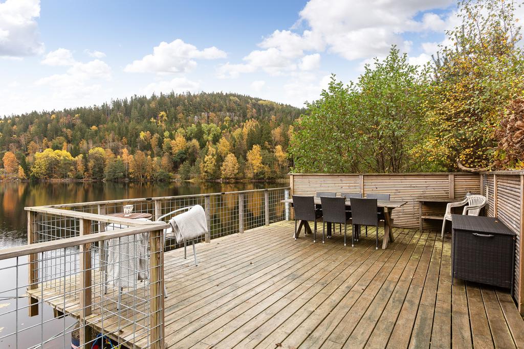 Rejäl brygga nere vid sjön för härliga dagar