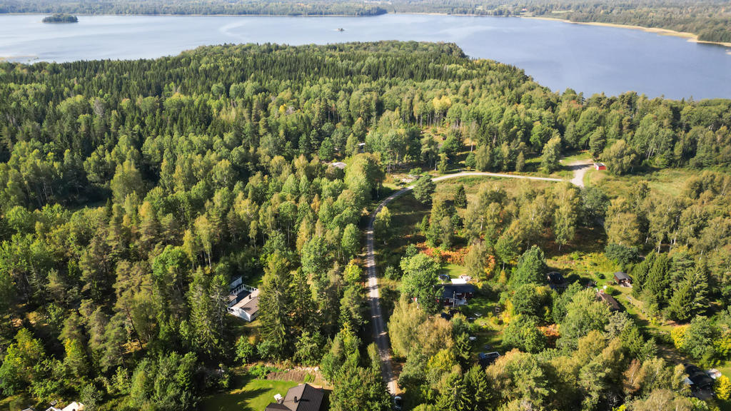 Drönarvy mot Gavel-Långsjön och vägen ner mot båtplatserna 
