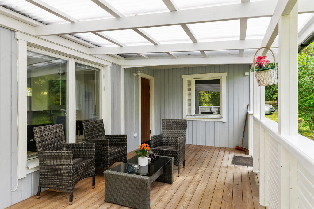 Altan under tak i anslutning till entrén