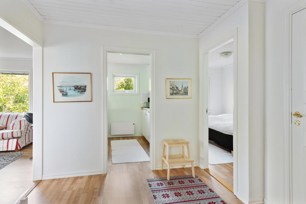 Hall mot kök och sovrum 1