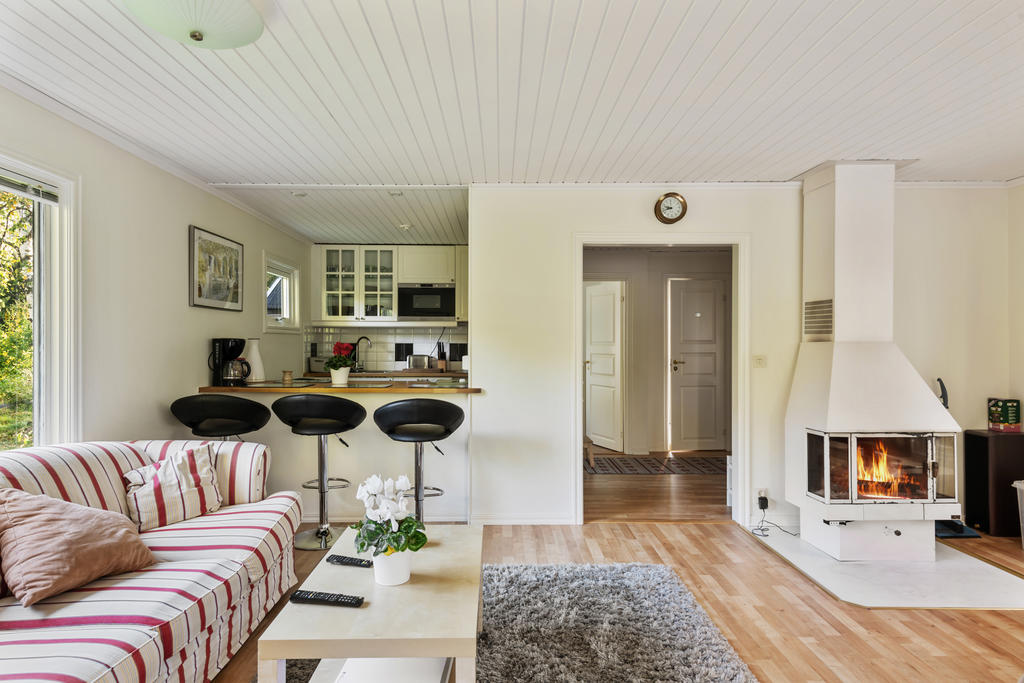 Vardagsrum mot kök och hall 