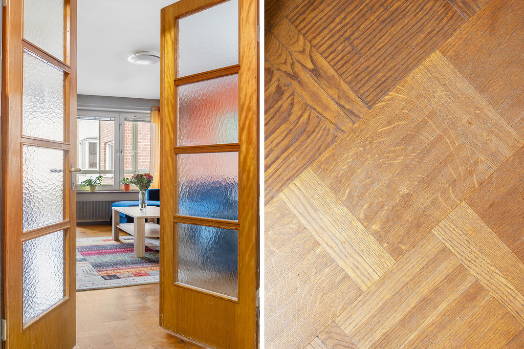 
Med fina dubbeldörrar  och parkett från byggåret