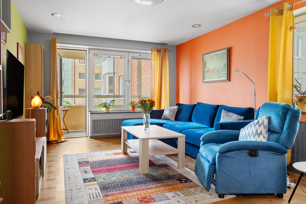 Infälld belysning som kan byta färg skapar mysig stämning.