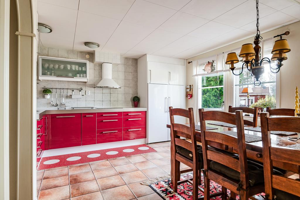 Trevligt kök med utgång till altanen.