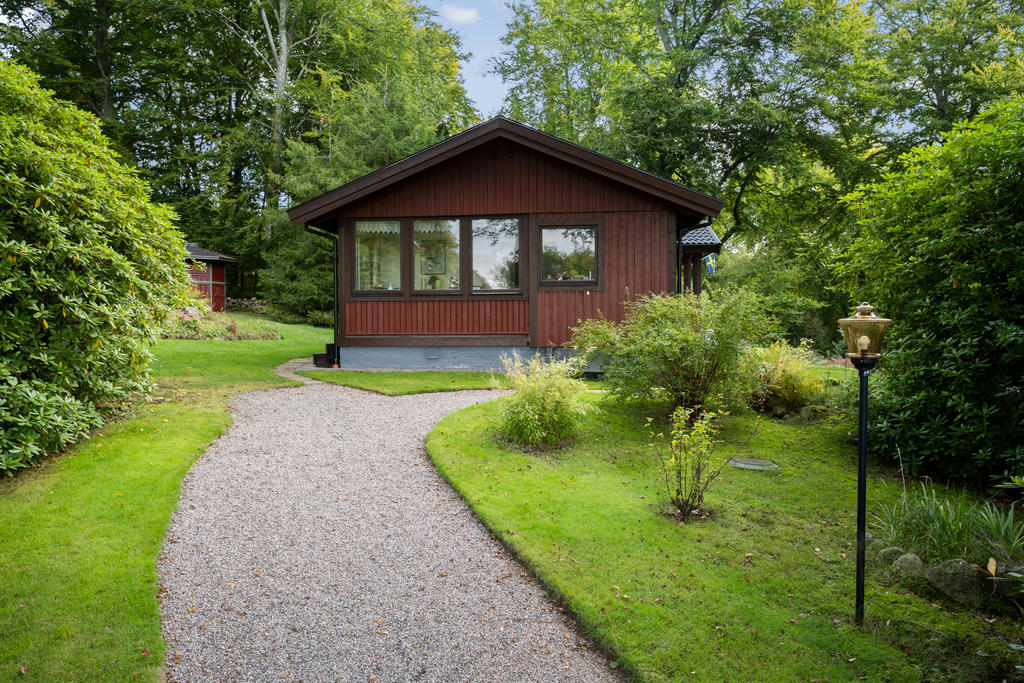 Vy upp mot stugan