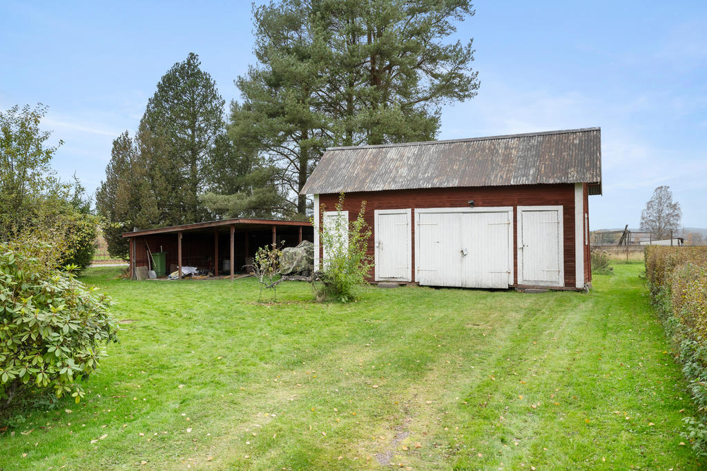 På tomten står ett uthus från byggåret med bla ett äldre garage och bra förrådsutrymmen.