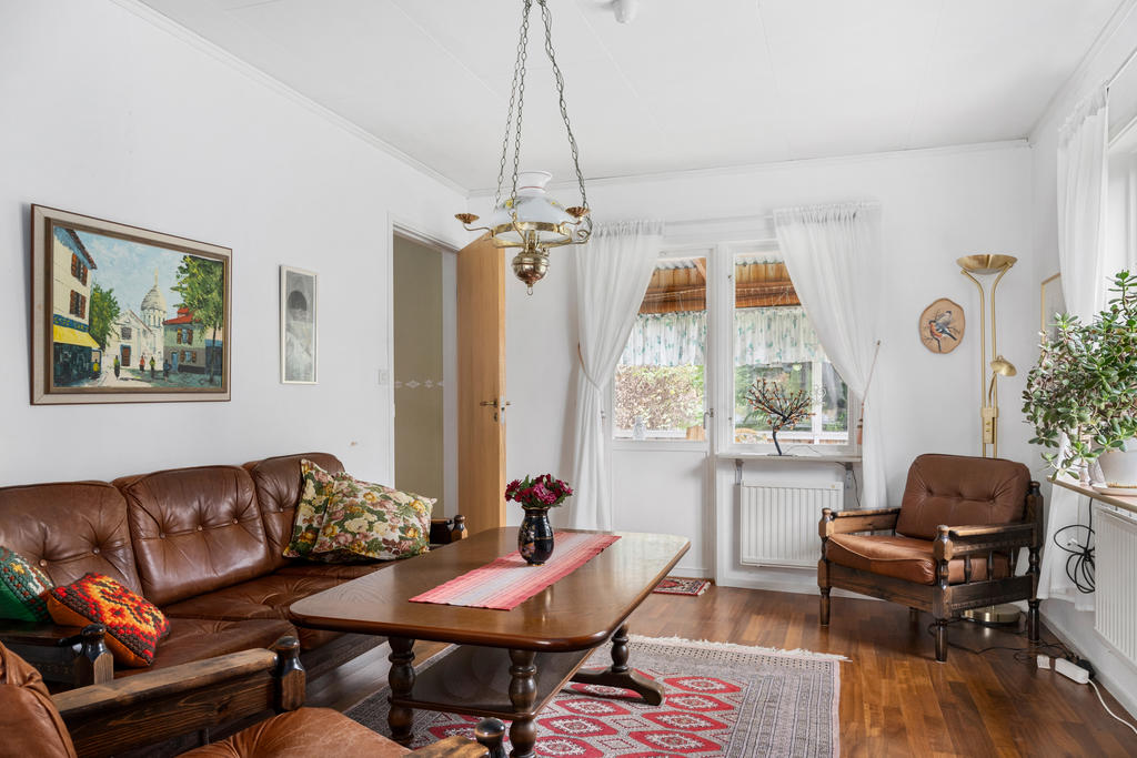 Vardagsrummet med utgång till den inglasade altanen.