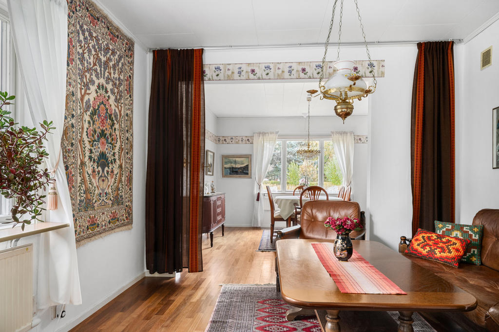 Vardasgrum mot matsalen.