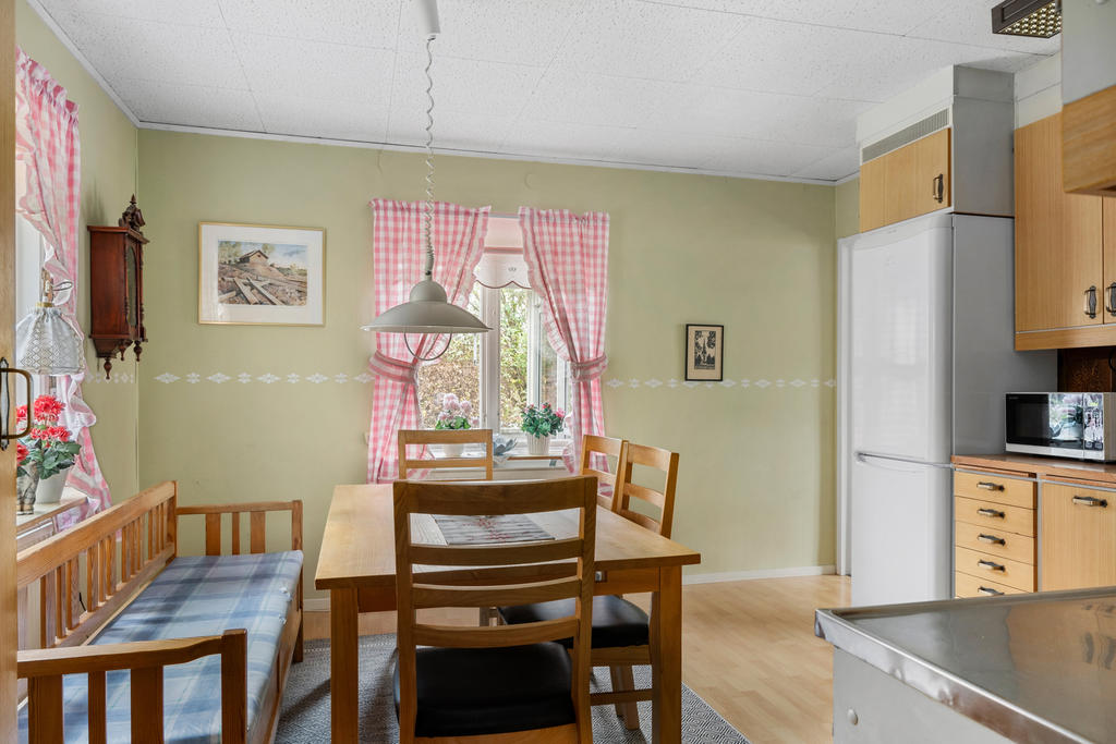 Rymlig matplats i köket.