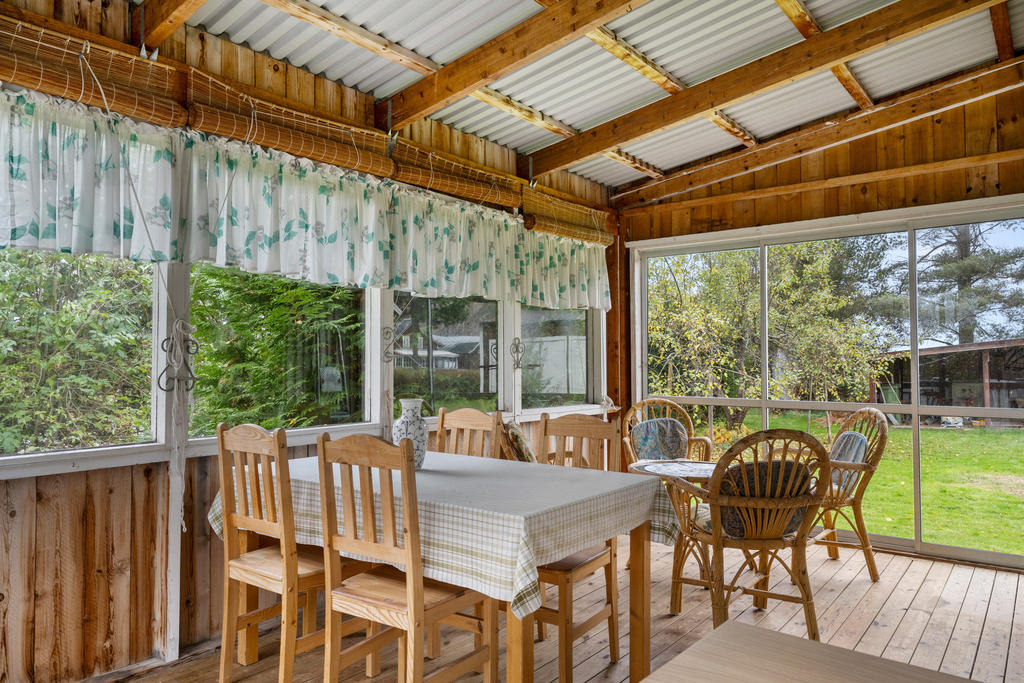 Inglasad altan som vetter mot trädgården.