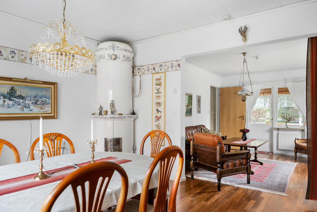 Vacker kakelugn i matsalen (är inspekterad och det krävs glidgjutning för att få elda) .