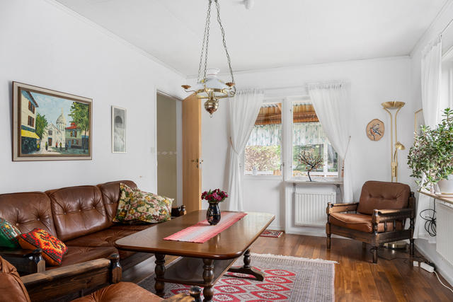 Vardagsrummet med utgång till den inglasade altanen.