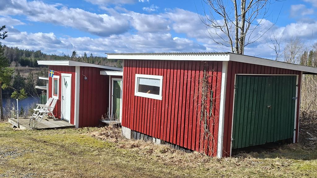 Vedskjul, gästhus, förråd utedass, förråd.