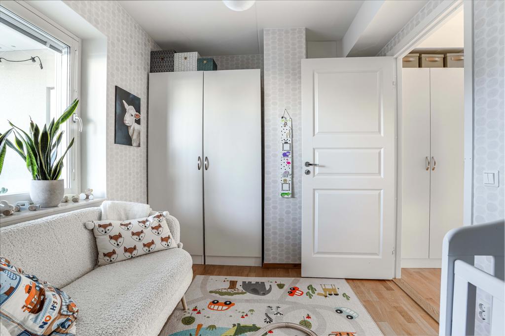 Sovrum 2 med dubbla garderober