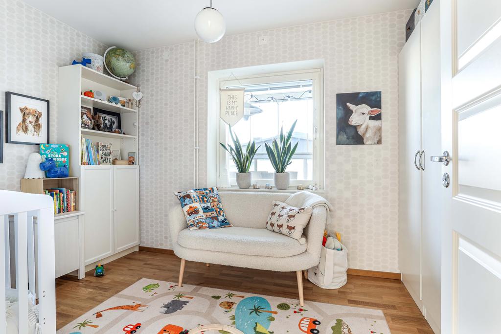 Sovrum 2 fönster mot balkong 2  Bra om du vill öppna lite och lyssna om barnet sover