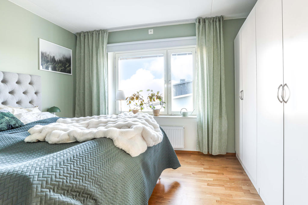 Sovrum 3 med garderober längs väggen