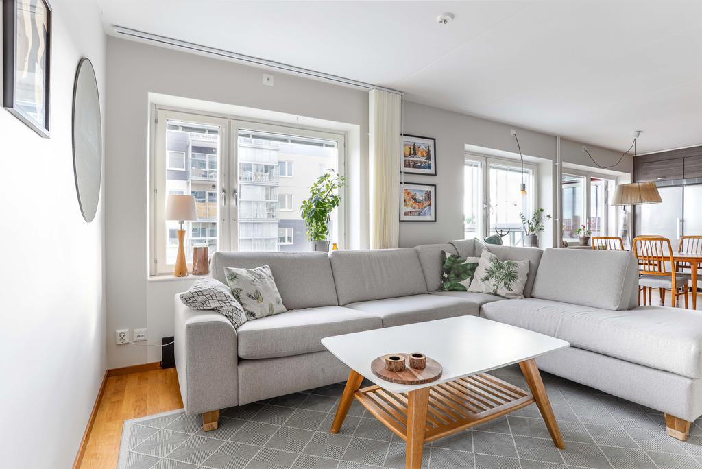 Vardagsrums delen med stor soffa