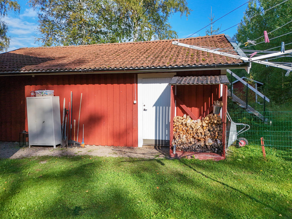 Varmbonat dubbelgarage med förvaringsmöjligheter på vinden