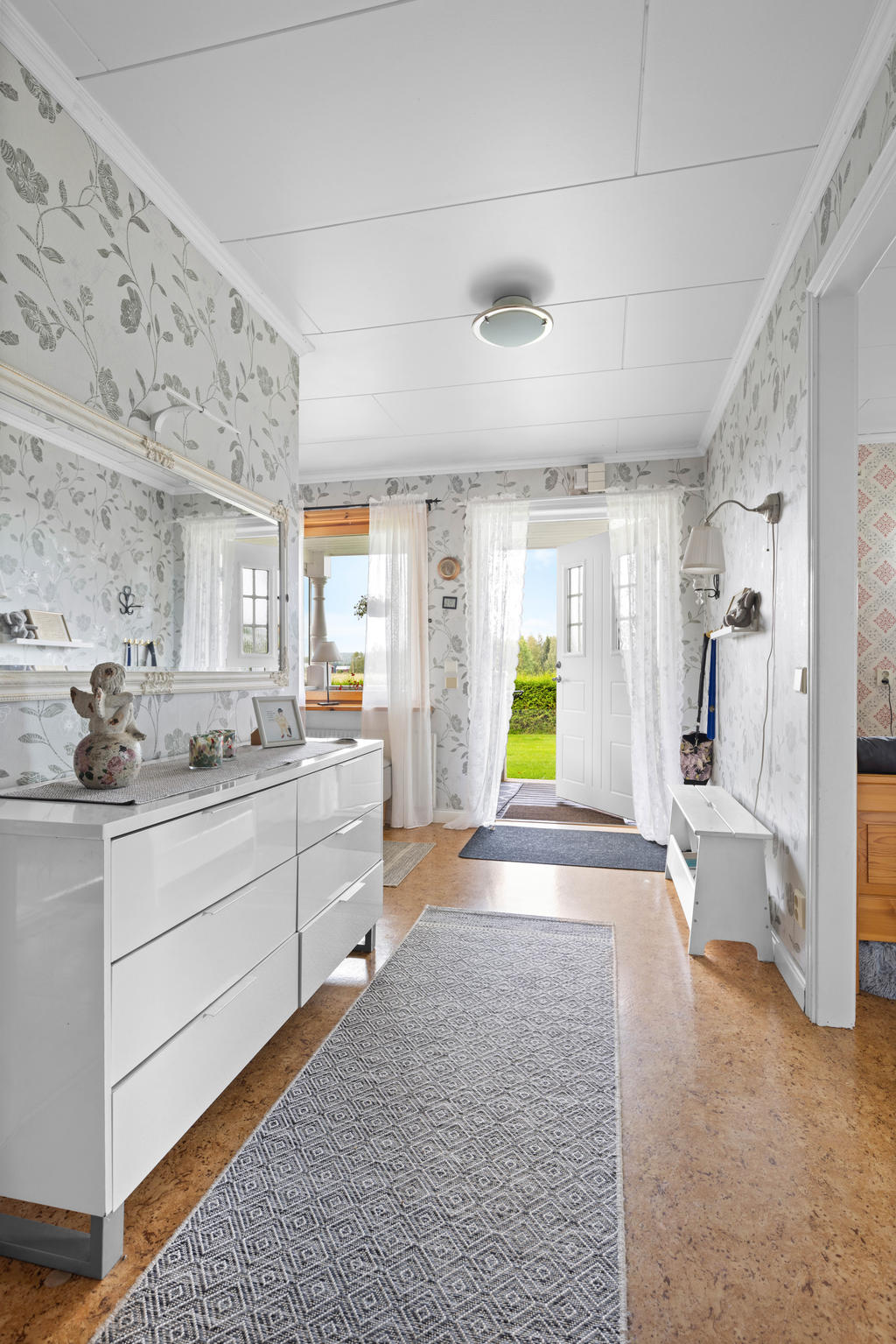 Entré in i rymlig hall