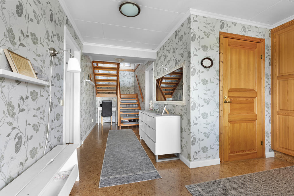 Trapp till ÖV från hallen