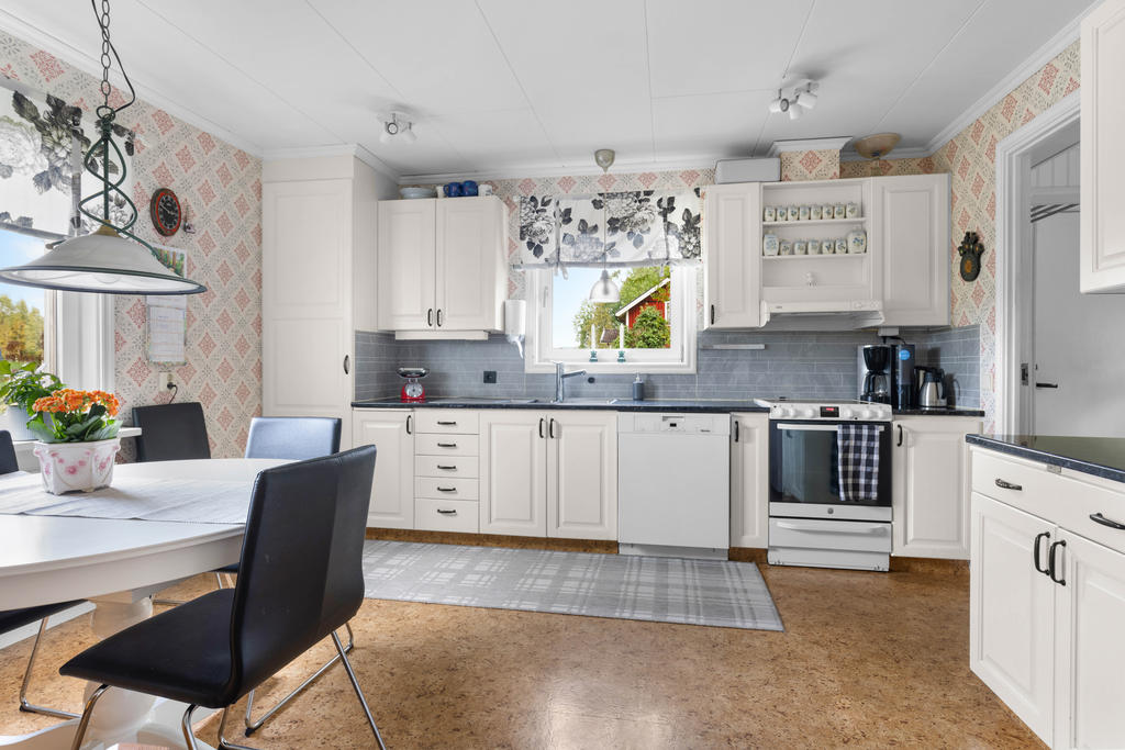 Ljust kök med plats för matbord