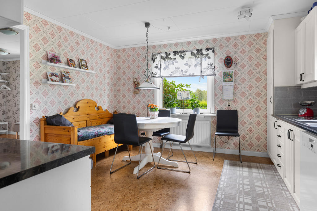 I köket finns spis, fläkt, diskmaskin, kyl och frys