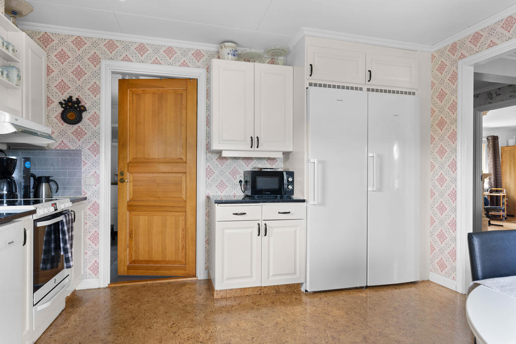 Utgång till tvättstuga/groventré från köket