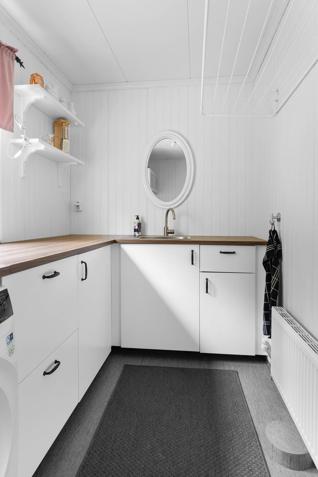 I tvättstugan finns tvättmaskin, torktumlare och tvättbänk med tvättho