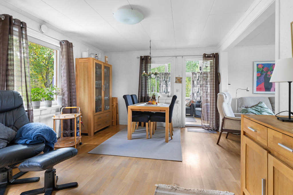 Utgång till både soldäck och inglasad altan från vardagsrummet