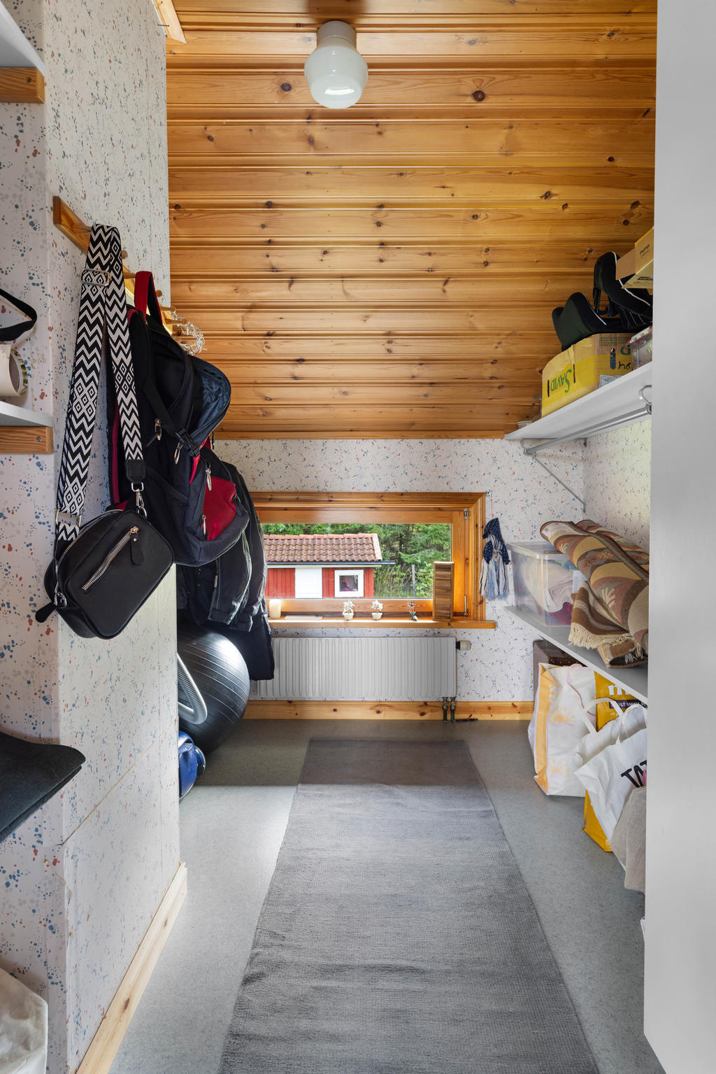 ÖV: Klädkammare intill allrummet