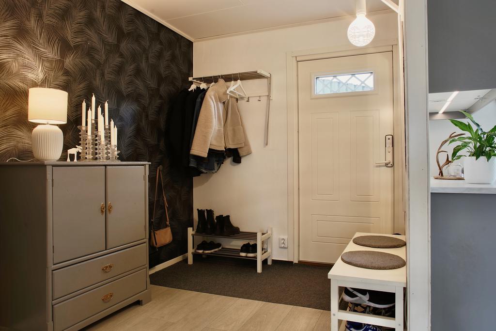 Välkomnande hall med plats för både klädavhängning och övrigt möblemang 
