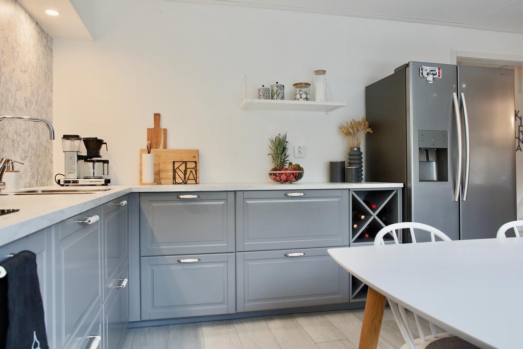 Fint kök från Ikea med ljusa bänkskivor