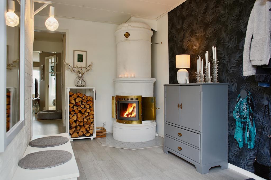 Rymlig hall med en fin kakelugn