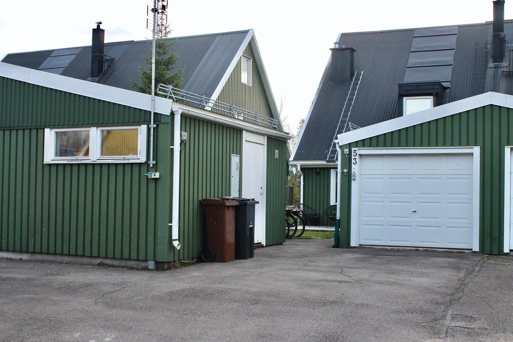Garage och förråd framför huset 