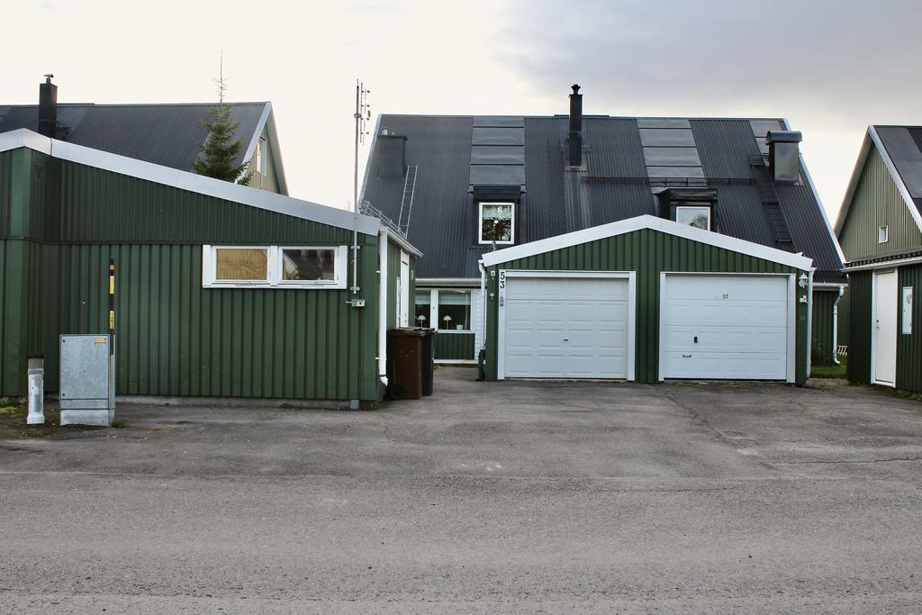 Förrådet är ihopbyggt med grannens förråd för mer plats