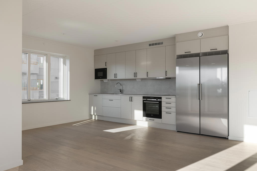 Kök med gott om  plats för ett rejält matbord