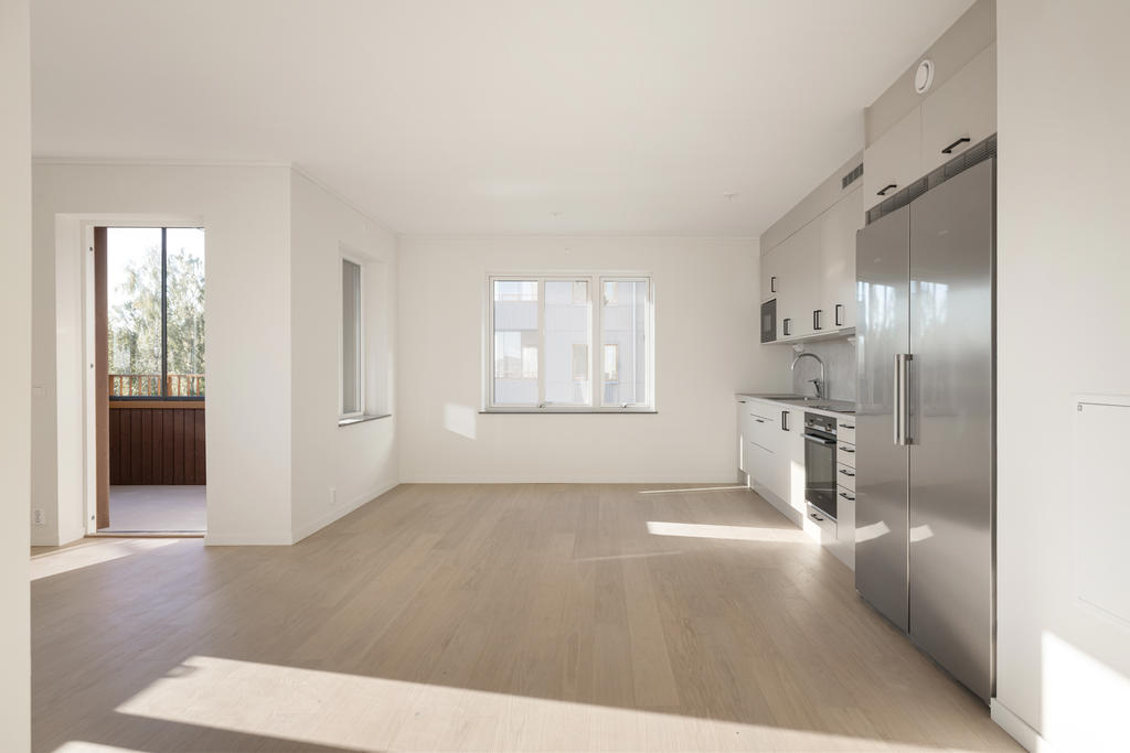 Vardagsrum och kök samt utgång till balkongen