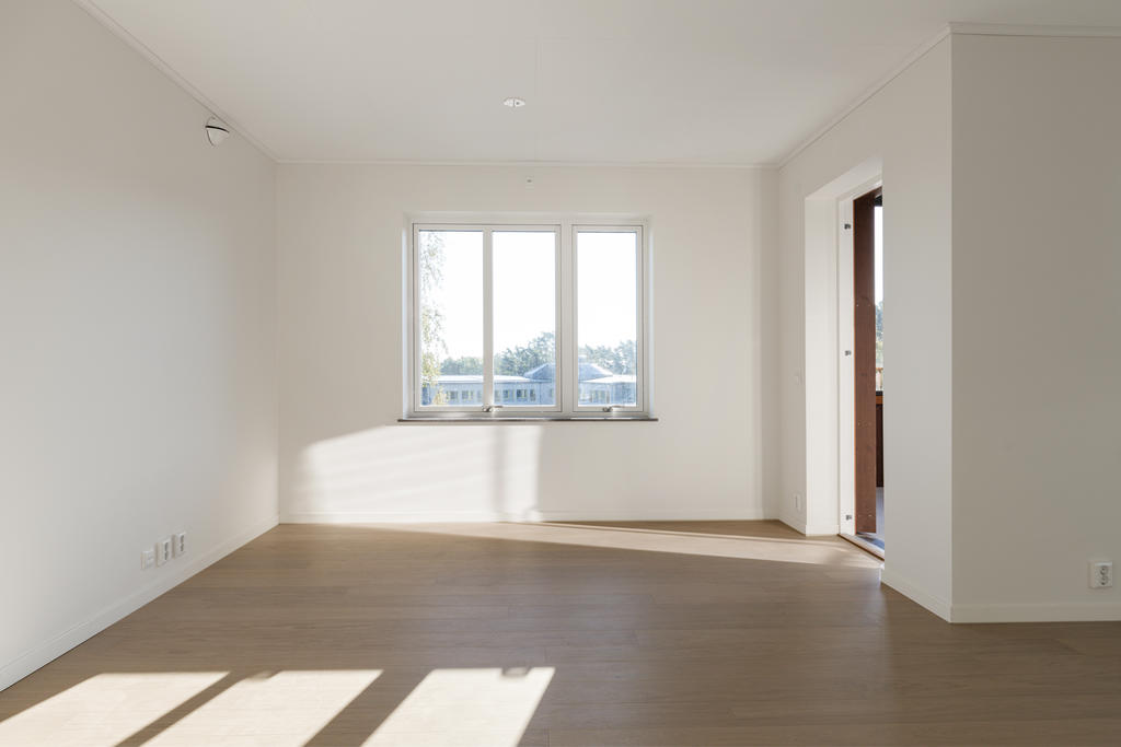 Vardagsrum med utgång till balkong