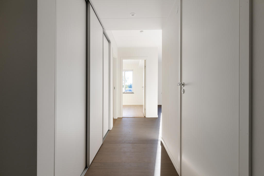 Skjutdörrsgarderob i hallen