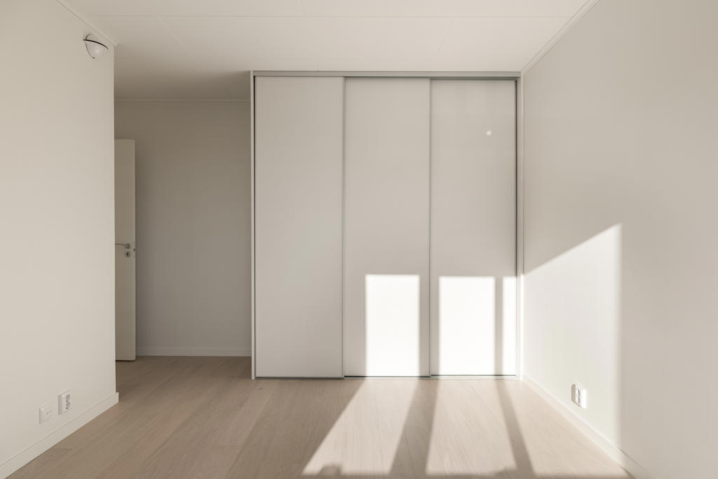 Master bedroom med skjutdörrsgarderober