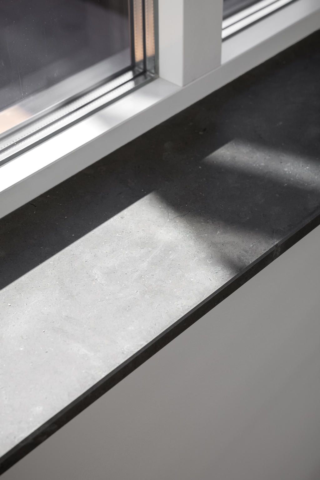 Djupa fönsternischer med stenskiva 