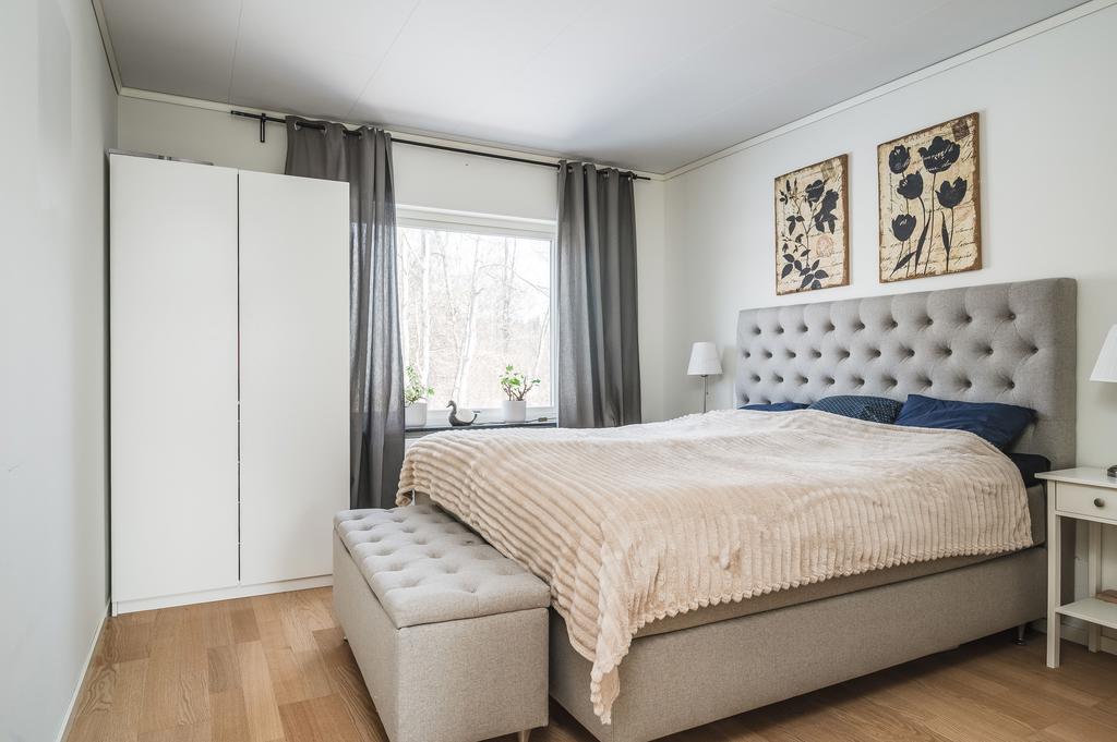 Sovrum med garderober