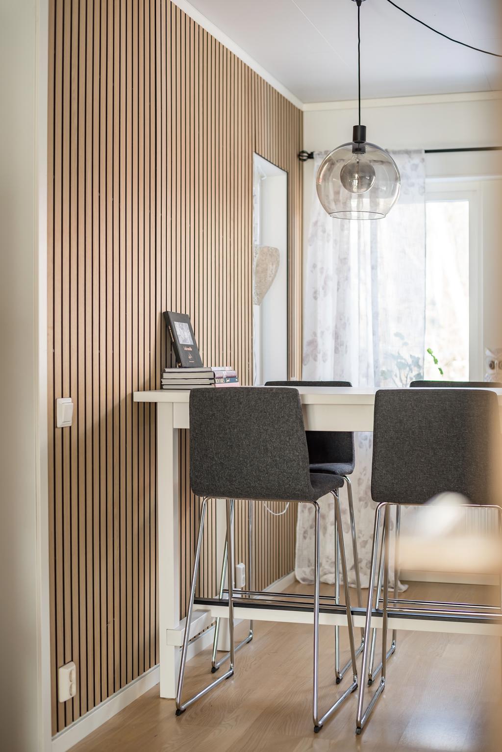 Fondvägg i akustikpanel