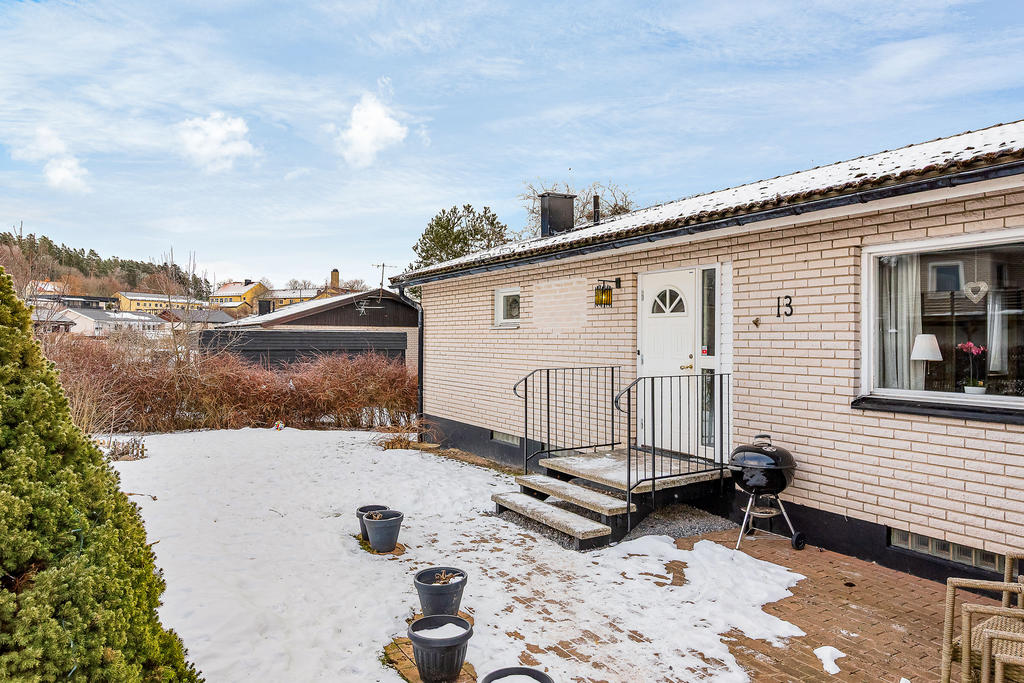 Entrésida med uteplats