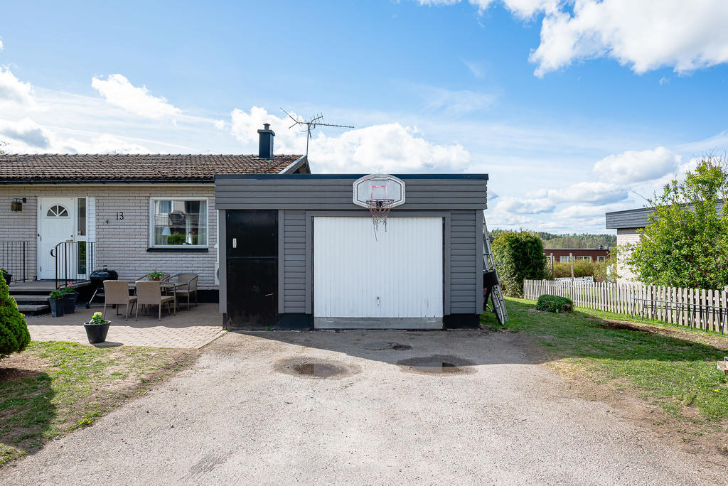 Vidbyggt garage