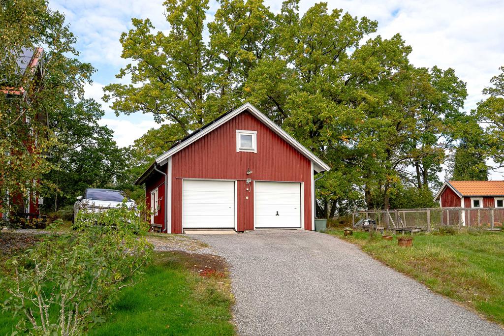 Rejäl garage med inrett loft