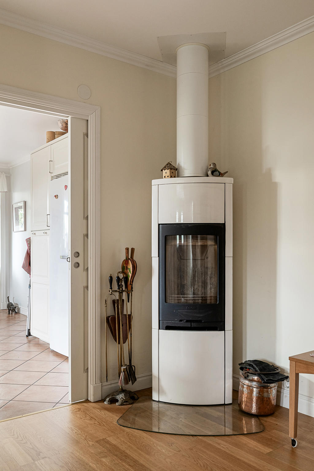 Värmande kamin i entréhall