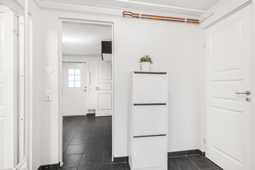 Inre hall mot tvättstuga, badrum 2, garage