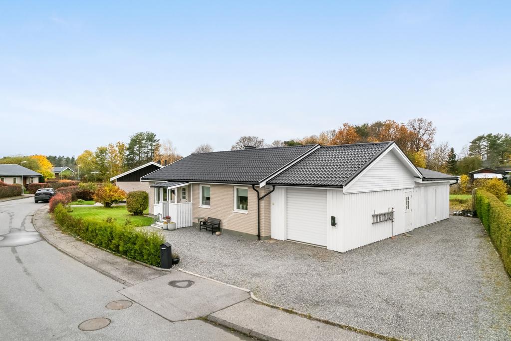 Gott om plats för bilar, husbil etc.